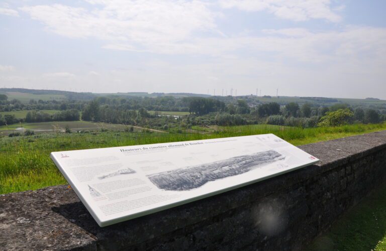 (c) https://www.somme-tourisme.com/activite/belvedere-du-cimetiere-militaire-de-bourdon/